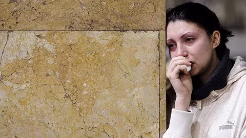 Người vợ sau khi trắng tay lại chịu cảnh tù tội khiến người chồng xót xa. Ảnh minh họa