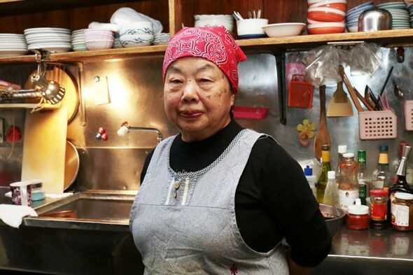 Cu ba 82 tuoi ngay ban ha cao toi lam DJ thu thiet