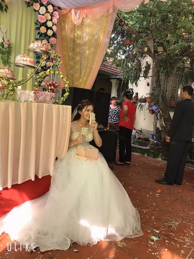 Chang trai tang qua cuoi 