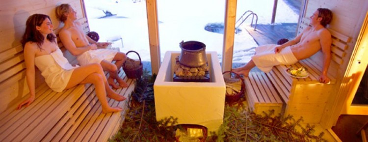 Người dân ở đất nước Phần Lan có tục lệ đi tắm hơi trước khi ông già Noel đến. Trong đêm Noel, mọi thành viên trong gia đình quây quần bên bữa tối với các món ăn truyền thống gồm có thịt heo bỏ lò, khoai tây nghiền, cá hồi, cháo đặc và gà tây. “Joulupukki” - ông già Noel Phần Lan, luôn ghé thăm mọi nhà bằng cửa chính. Vào dịp này, hầu hết mọi người đều đến nhà thờ, sau đó đi thăm mộ những người thân trong gia đình, để tưởng nhớ những người đã khuất.