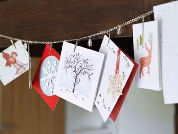 Thay vì tặng nhau những tấm thiệp màu đỏ như nhiều nước khác, mùa Giáng sinh người Nhật tặng nhau tấm thiệp chúc mừng màu trắng như những bông tuyết, mang ý nghĩa tượng trưng cho sự trong sạch.