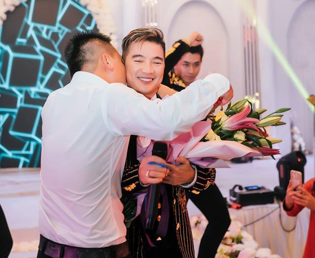 Ngay từ chiều, đông đảo người dân ở thôn Đa Hòa, xã Bình Minh đã vây kín sân khấu “khủng” để được tận mắt nhìn và nghe "ông hoàng nhạc Việt" biểu diễn. Được biết, do có mối thân tình với đôi uyên ương trẻ nên dù đang rất bận rộn chuẩn bị cho dịp Giáng sinh tại biệt thự triệu đô ở Sài Gòn, Mr Đàm vẫn thu xếp thời gian để đến dự tiệc cưới này.