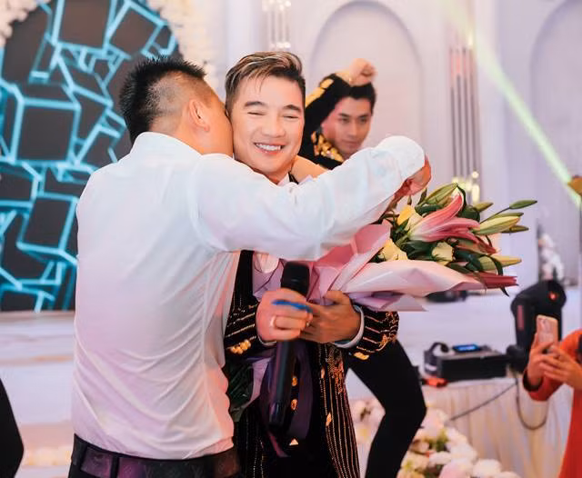 Ngay từ chiều, đông đảo người dân ở thôn Đa Hòa, xã Bình Minh đã vây kín sân khấu “khủng” để được tận mắt nhìn và nghe "ông hoàng nhạc Việt" biểu diễn. Được biết, do có mối thân tình với đôi uyên ương trẻ nên dù đang rất bận rộn chuẩn bị cho dịp Giáng sinh tại biệt thự triệu đô ở Sài Gòn, Mr Đàm vẫn thu xếp thời gian để đến dự tiệc cưới này.