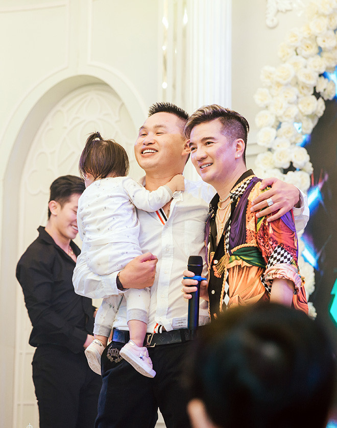 Bên cạnh đó, anh cũng gửi những lời chúc phúc và chúc mừng Giáng sinh tới khán giả và lời chúc hạnh phúc trăm năm tới đôi tân lang, tân nương.