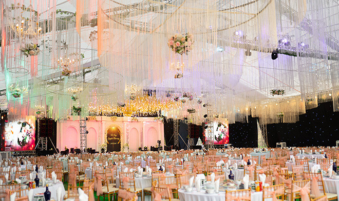 Được biết, để chuẩn bị cho sự xuất hiện của Đàm Vĩnh Hưng, gia chủ đã san lấp 1 cái ao có diện tích hơn 3000m2 để làm mặt bằng tổ chức đám cưới. Ngoài ra, phần sân khấu cưới cùng những trang thiết bị đầu tư cho buổi biểu diễn trong hôn lễ này cũng “ngốn” khoảng 5 tỷ đồng.