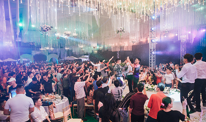 Hàng trăm người dân thuộc xã Bình Minh, huyện Khoái Châu, tỉnh Hưng Yên đã kéo đến đứng xung quanh sân khấu và hào hứng theo dõi phần biểu diễn của Mr. Đàm.