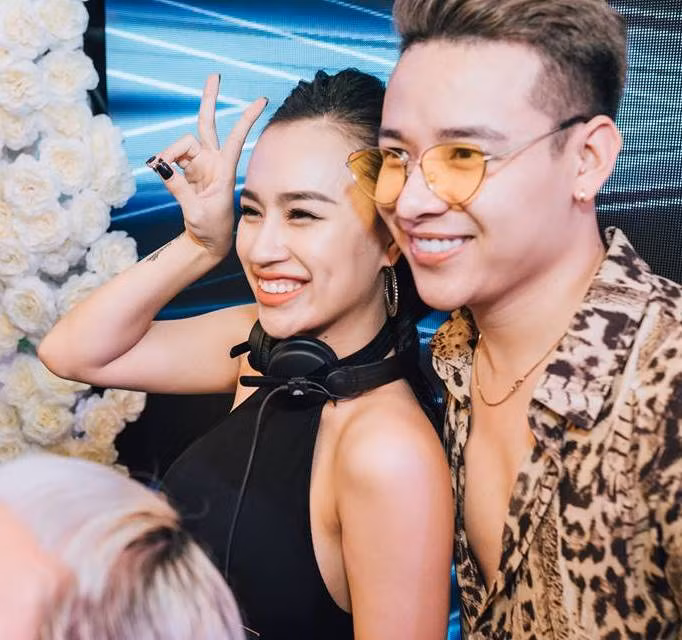 Đây không chỉ là một đám cưới có quy mô lớn với trang trí hoành tráng mà còn gây chú ý bởi dàn sao biểu diễn, nổi bật nhất là Đàm Vĩnh Hưng, DJ Tít và ca sĩ Lê Bảo Bình.