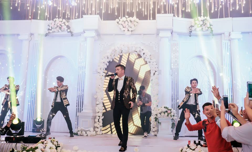 Xúc động trước sự chào đón của gia chủ và gần 2 nghìn khách mời có mặt tại hôn lễ, Đàm Vĩnh Hưng đã trình diễn hết mình khoảng 20 bài hát sôi động.