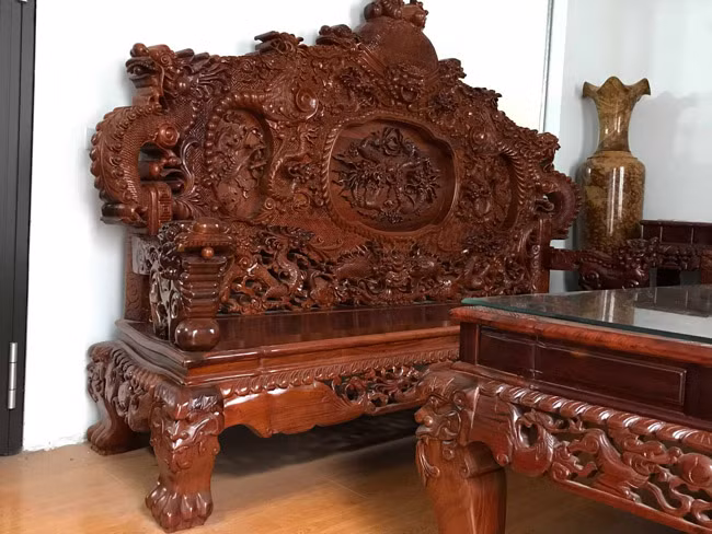 Được gọi là bộ bàn ghế nghê rồng bởi tất cả các họa tiết trên ghế đều có hình rồng, hình nghê.