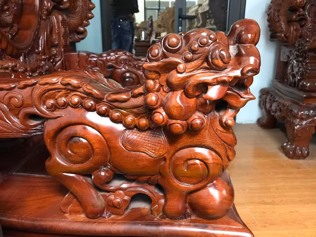 Lý giải về hình đầu rồng đang há miệng, trợn mắt ở chính giữa ghế đoản, vị chủ nhân này nói: “Ý tưởng của mình đó là tâm điểm của bộ bàn ghế, nó chứng tỏ sức mạnh, tâm điểm để hút mọi thứ xung quanh”.