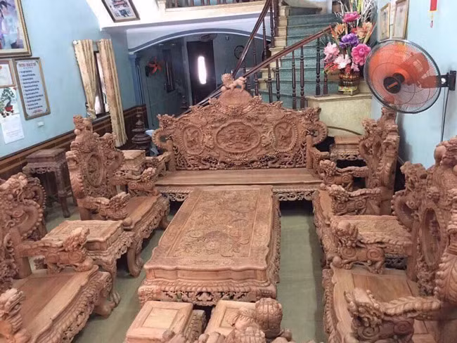 Theo chủ nhân bộ bàn ghế, cả bộ bàn ghế nặng gần 1 tấn, chỉ tính riêng chi phí hoàn thiện được bộ này đã mất gần 10 tháng, chi phí nhân công khoảng gần 200 triệu đồng. “Đây là bộ bàn ghế nghê rồng, chế tác hoàn toàn bằng thủ công nên khá tốn kém là vậy” - chủ nhân cho biết.