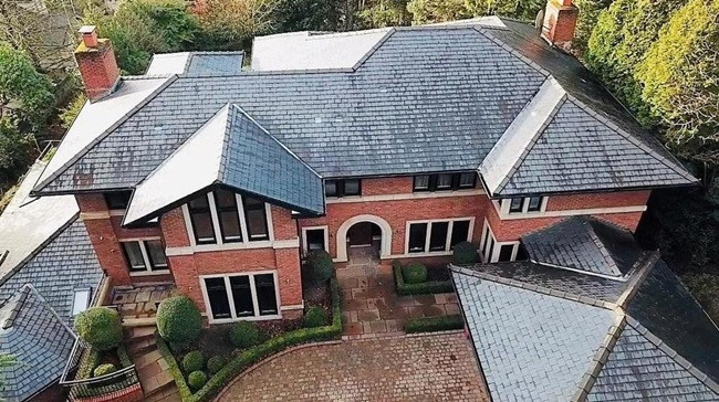 Danh thủ bóng đá Cristiano Ronaldo đang rao bán biệt thự 5 phòng ngủ ở Manchester, Anh. Đây được xem là động thái "giết chết" hi vọng của người hâm mộ MU về việc cầu thủ này quay lại thi đấu cho MU.