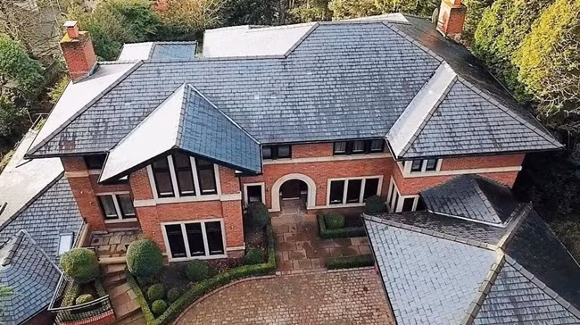 Danh thủ bóng đá Cristiano Ronaldo đang rao bán biệt thự 5 phòng ngủ ở Manchester, Anh. Đây được xem là động thái "giết chết" hi vọng của người hâm mộ MU về việc cầu thủ này quay lại thi đấu cho MU.