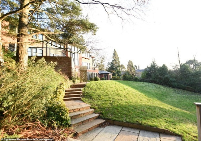 Nếu cầu thủ này tìm được người mua, anh vẫn bị lỗ. Bởi vì, có thông tin nói, anh mua biệt thự này với giá 3,85 triệu bảng (~113 tỷ đồng) cách đây hơn 10 năm.