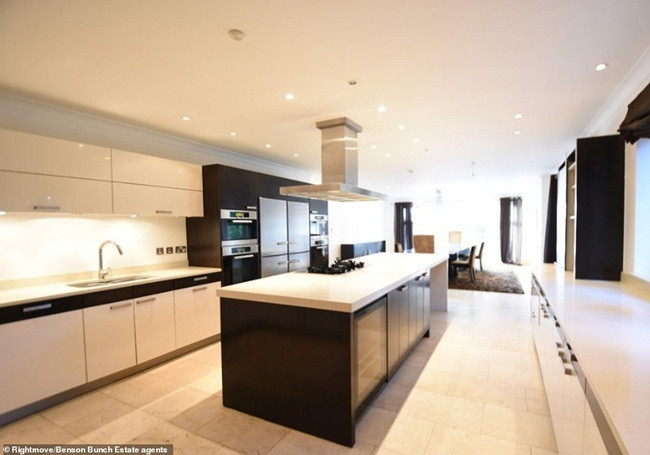 Trong nhà có bể bơi lớn, bồn tắm nước nóng, phòng xông hơi, phòng tập thể dục, rạp chiếu phim và phòng trò chơi. Siêu sao Cristiano Ronaldo được cho là mua biệt thự tuyệt đẹp này hồi năm 2006 trong thời gian thi đấu ở MU dưới thời Sir Alex Ferguson.