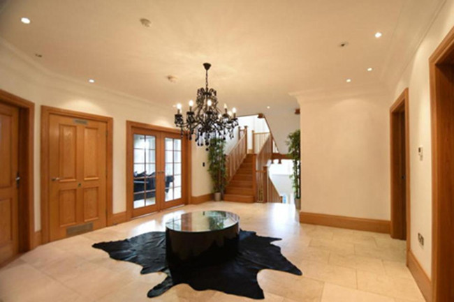 Sảnh chính rộng rãi trong căn biệt thự.