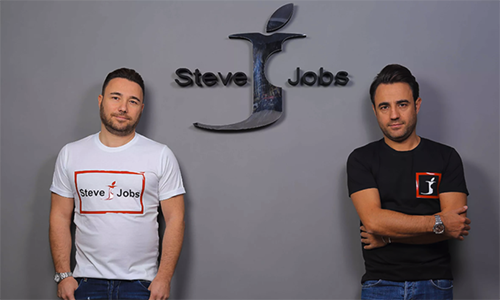 Hai anh em nhà Barbato đã đăng ký bản quyền thương hiệu "Steve Jobs" cho công ty thời trang của mình từ 2012.