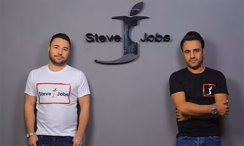 Hai anh em nhà Barbato đã đăng ký bản quyền thương hiệu "Steve Jobs" cho công ty thời trang của mình từ 2012.
