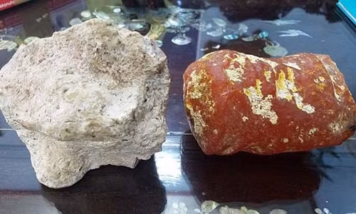 Hai viên đá nghi là 'long diên hương' vì tỏa mùi thơm như nước hoa. (Ảnh: NLĐ)