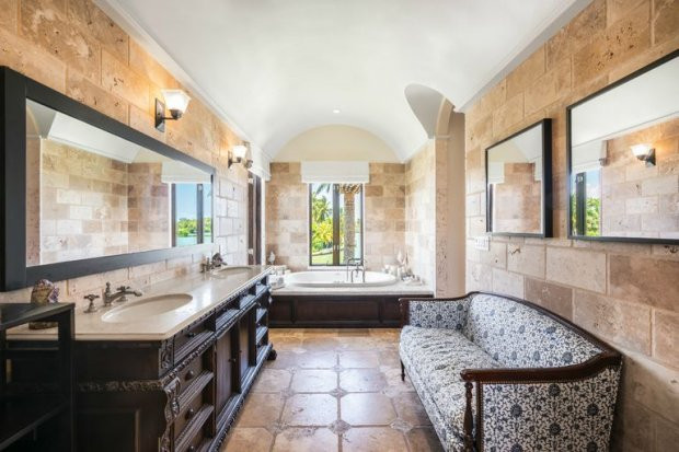 Phòng tắm với view nhìn ra dòng sông bên cạnh với đầy đủ tiện nghi khiến nhiều người choáng ngợp khi nhìn thấy.