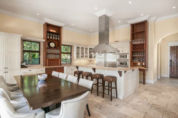 Nhà bếp rộng với nội thất hiện đại, tinh tế cùng cách bày trí đẹp mắt trong căn biệt thự đủ chỗ cho nhiều người dùng bữa một thời điểm. Không gian tràn ngập ánh sáng cũng là một điểm cộng.