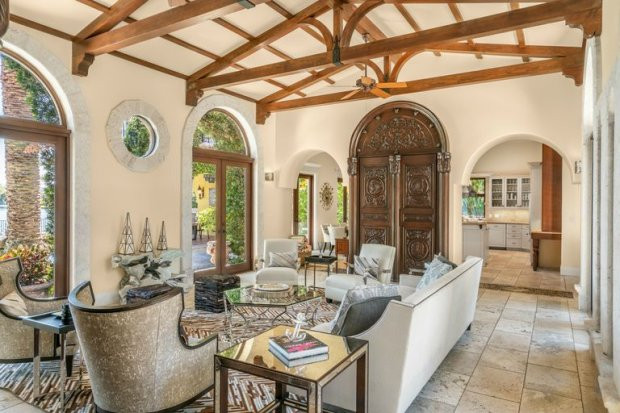 Phòng khách với thiết kế ấn tượng cùng phần mái vòm với những dầm lộ thiên độc đáo.