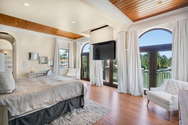 Phòng ngủ tràn ngập ánh sáng với khung cảnh thơ mộng và tầm nhìn rộng mở ra không gian xung quanh.