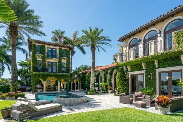 Căn biệt thự chục triệu đô tất nhiên không thể thiếu bể bơi và spa riêng.