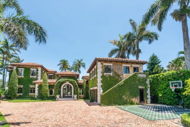 Sân bóng rổ thay vì sân tennis trong biệt thự của cựu ngôi sao quần vợt.