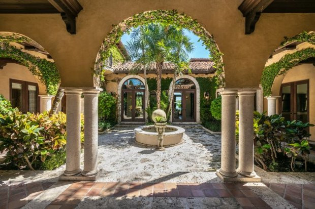 Ngay sau khi bước qua cánh đổng là khu mái vòm với kiến trúc cổ điển được điểm xuyết với màu xanh của những dây leo trên vòm.