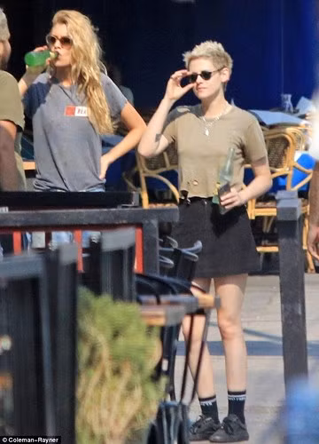 Trong khi đó, Stella Maxwell - bạn gái đồng giới của Kristen Stewart lại vô cùng cá tính với áo phông và quần jeans năng động.