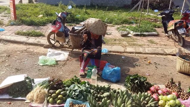 Tranh thủ lúc vắng khách, người phụ nữ thêu nốt chiếc khăn Piêu còn dang dở. Ở Tây Bắc, công việc chính của phụ nữ chủ yếu là chăm sóc gia đình và làm nương rẫy. Dù ở vai trò nào, họ cũng đều cố gắng hoàn thành tốt công việc của mình.