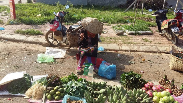 Tranh thủ lúc vắng khách, người phụ nữ thêu nốt chiếc khăn Piêu còn dang dở. Ở Tây Bắc, công việc chính của phụ nữ chủ yếu là chăm sóc gia đình và làm nương rẫy. Dù ở vai trò nào, họ cũng đều cố gắng hoàn thành tốt công việc của mình.