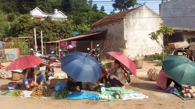 Việc buôn bán ngoài trời phụ thuộc một phần vào thời tiết. Vì thế, bà con nơi đây thường mang theo mình những chiếc ô để tạo bóng mát khi trời nắng hoặc che những cơn mưa bất chợt.