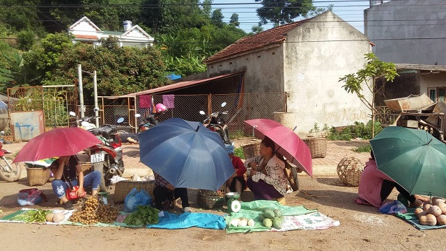 Việc buôn bán ngoài trời phụ thuộc một phần vào thời tiết. Vì thế, bà con nơi đây thường mang theo mình những chiếc ô để tạo bóng mát khi trời nắng hoặc che những cơn mưa bất chợt.