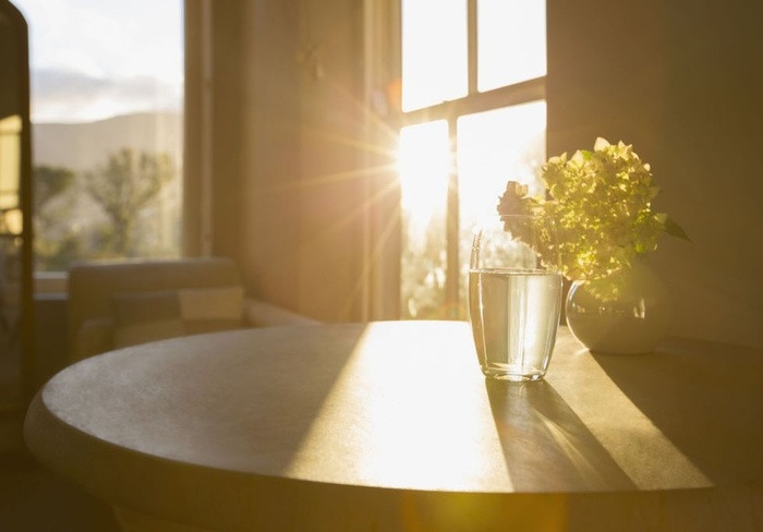 Lau sạch cửa sổ Làm sạch cửa sổ giúp căn phòng của bạn đón được nhiều ánh sáng hơn.