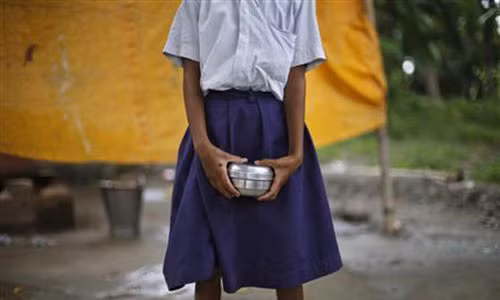 Lúc chỉ có hai thầy trò, cô nữ sinh đáng thương phải chịu để gã thầy râu xanh xâm hại.