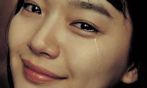 Khóc là một trong những nguyên nhân làm sưng mí mắt (Ảnh: Internet)