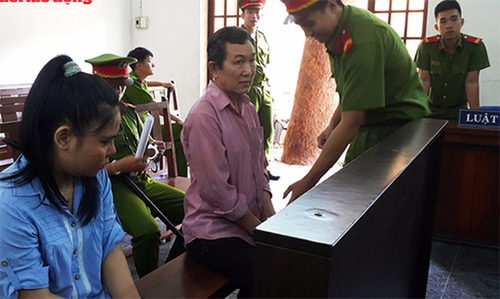 Hai bị cáo Phan Văn Ngoan, Trần Thị Tuyết Phong tại phiên tòa.