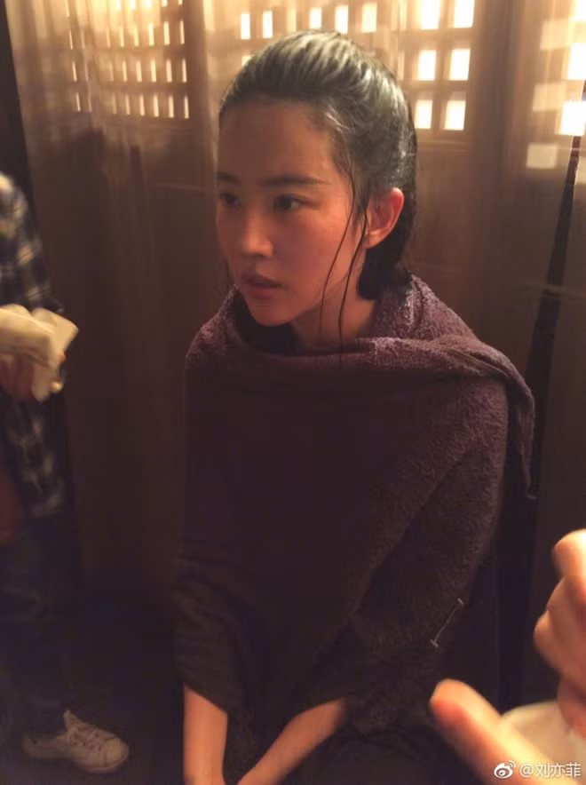 Ngày 24/4, Lưu Diệc Phi chia sẻ một vài hình ảnh của cô tại hậu trường bộ phim Nam Yên Trai bút lục. Đó là khi nữ diễn viên phải thực hiện cảnh quay dưới nước trong khi bên ngoài thời tiết khá lạnh.