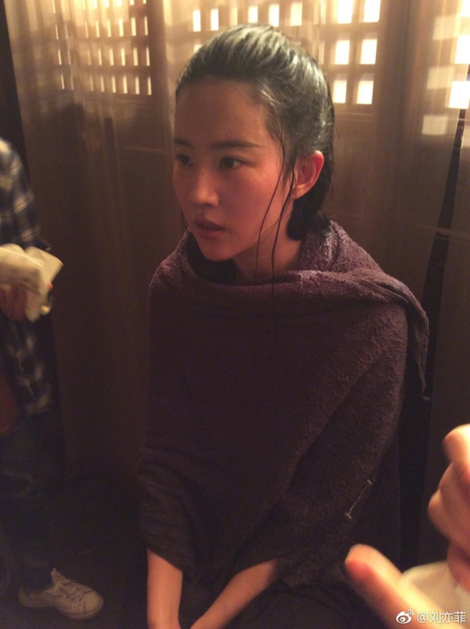 Ngày 24/4, Lưu Diệc Phi chia sẻ một vài hình ảnh của cô tại hậu trường bộ phim Nam Yên Trai bút lục. Đó là khi nữ diễn viên phải thực hiện cảnh quay dưới nước trong khi bên ngoài thời tiết khá lạnh.