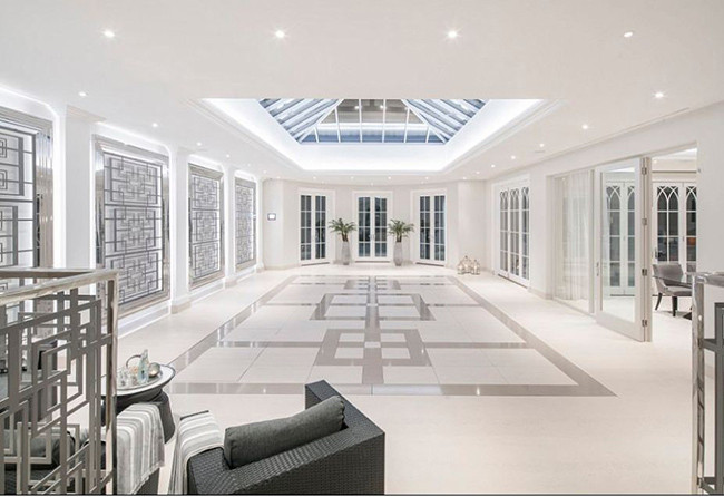 Trong số nhiều tính năng sang trọng, có một phòng khiêu vũ hiện đại có thể biến thành một bể bơi chỉ bằng một nút bấm.