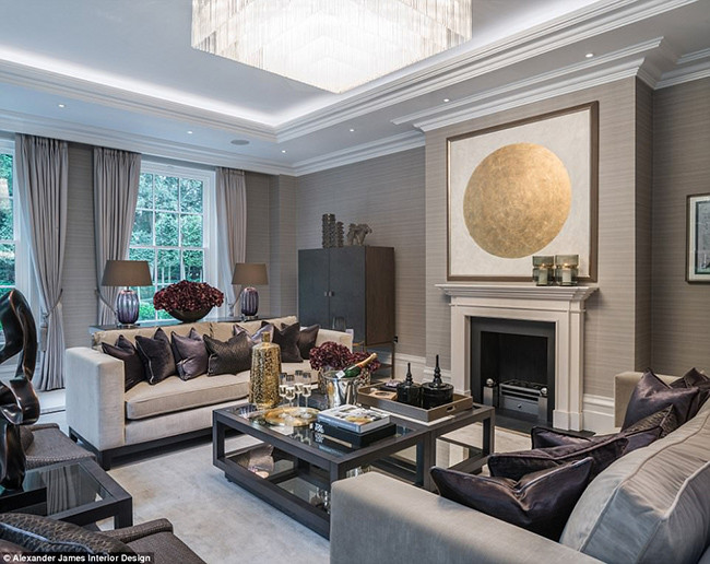 Phòng khách với đồ nội thất siêu sang trọng như sô pha bọc vải nhung và satanh mịn, lò sưởi và đèn chùm Hermès.