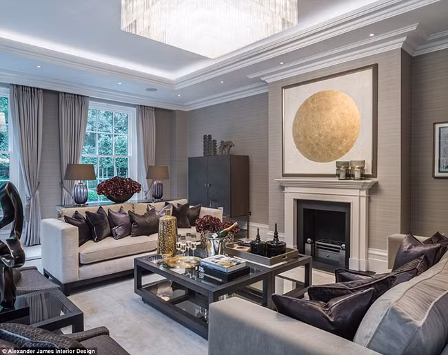 Phòng khách với đồ nội thất siêu sang trọng như sô pha bọc vải nhung và satanh mịn, lò sưởi và đèn chùm Hermès.