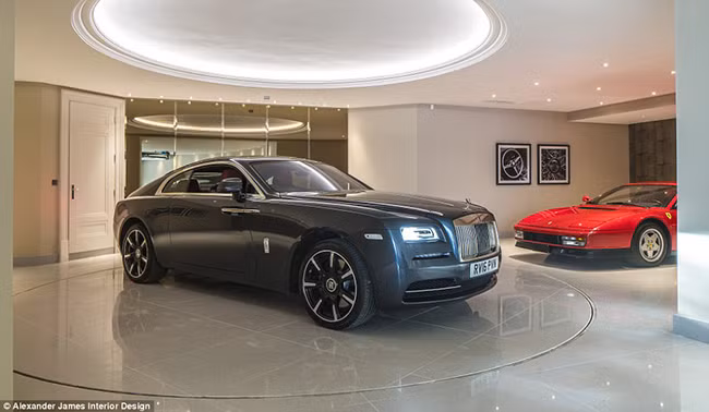 Siêu biệt này này còn có không gian cho ít nhất nửa tá xe ô tô đậu trong nhà để xe ngầm. Với sự trợ giúp của bàn xoay để đưa xe xuống nhà để xe dưới lòng đất.