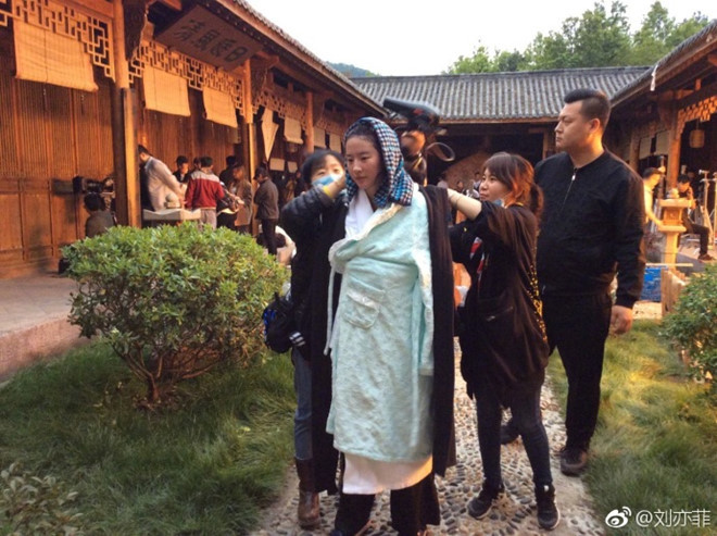 Các trợ lý liên tục vây quanh để sưởi ấm cho Lưu Diệc Phi. Nữ diễn viên không sử dụng thế thân mà tự mình thực hiện mọi cảnh quay trong Nam Yên Trai bút lục.