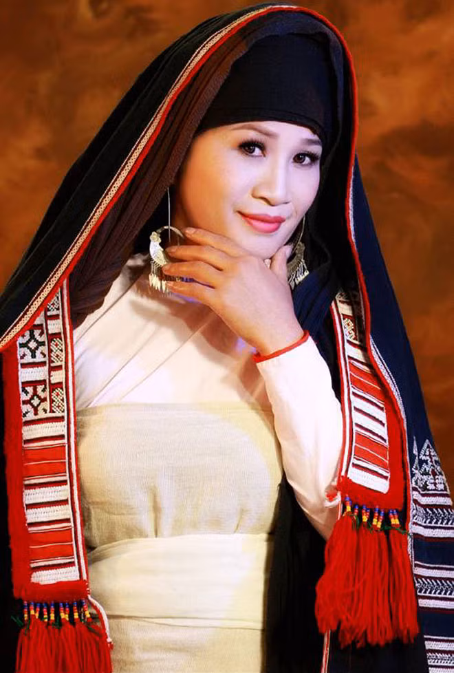 Trong trang phục dân tộc, chị Lê Thị Dần khoe được nét đẹp ở đôi mắt sâu.