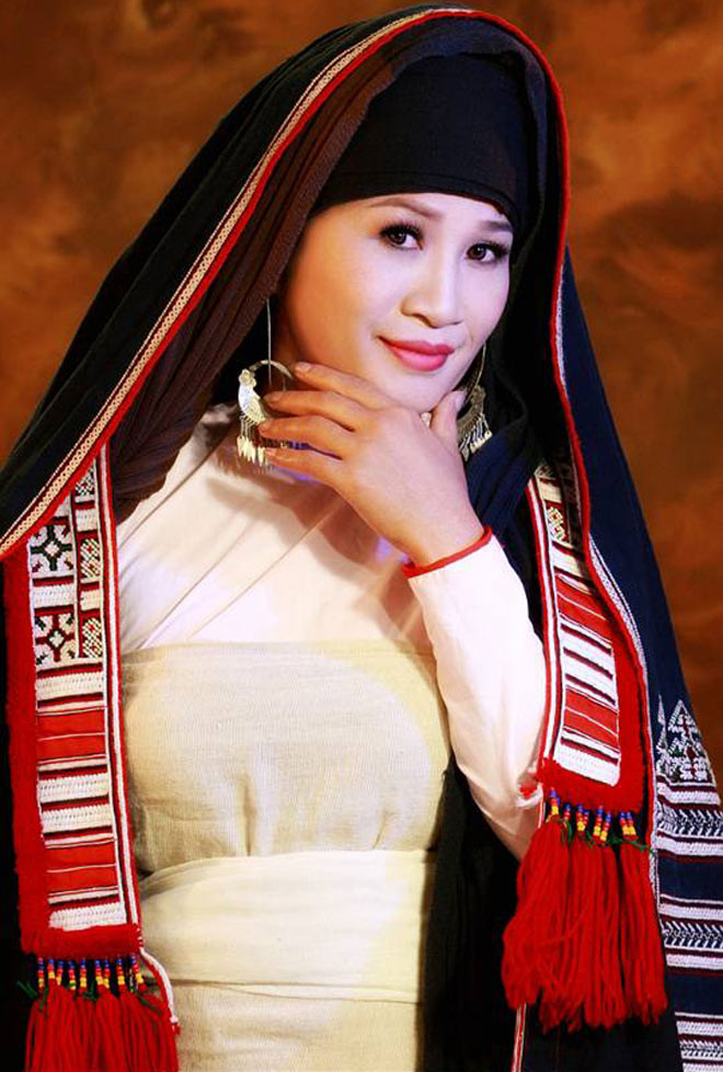 Trong trang phục dân tộc, chị Lê Thị Dần khoe được nét đẹp ở đôi mắt sâu.