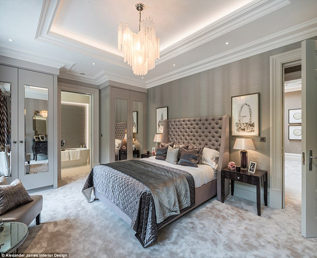 Biệt thự có 5 phòng ngủ chính, những căn phòng này ngoài nội thất xa xỉ đều được trải thảm sang trọng và có phòng thay đồ riêng cũng như có các phòng tắm kèm theo.