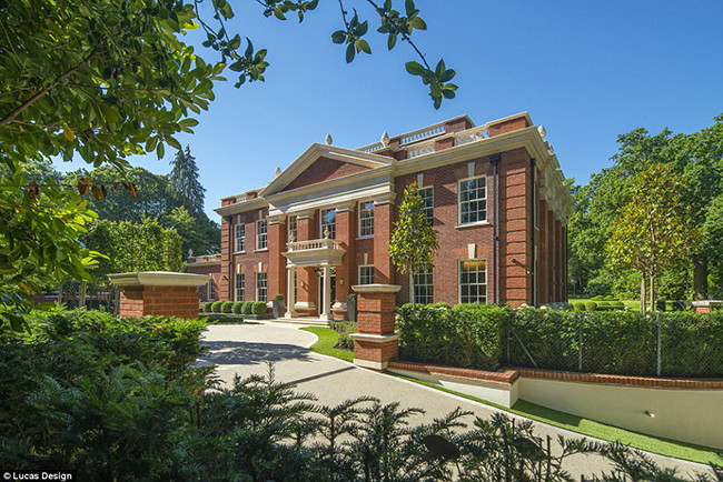 Whitelands nằm trên khu đất riêng của công ty bất động sản St George's Hill. Đây là một khu đất tư nhân rộng gần 4 km2 gồm 420 căn nhà với các câu lạc bộ gôn và sân gôn riêng. Biệt thự sang trọng này nằm trong một khu vườn rộng lớn với 5 phòng ngủ, phòng quay phim, phòng thư giãn, phòng tập thể dục, một spa riêng và hồ bơi thông minh…